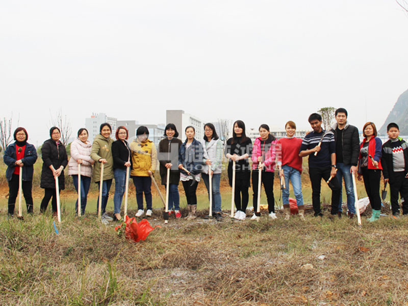 磨粉机厂家注重环保绿化，提倡环保，生产环保型磨粉设备，图为桂林J9.COM磨粉机员工植树节进行植物活动。